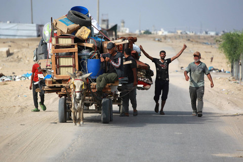 Warga Palestina yang mengungsi meninggalkan Rafah menuju Khan Yunis, Kamis (20/6/2024). Foto: Bashar Taleb/AFP