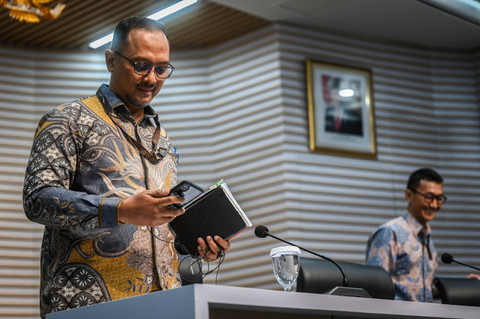 Juru bicara baru KPK Tessa Mahardika Sugiarto (kiri) bersama tim juru bicara baru KPK Budi Prasetyo (kanan) bersiap meninggalkan ruangan usai memberikan keterangan pers terkait pergantian juru bicara KPK di Gedung Merah Putih KPK, Jumat (7/6/2024). Foto: Rivan Awal Lingga/ANTARA FOTO