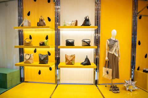 Beragam koleksi tas ikonis Loewe di pop-up store Loewe Paula's Ibiza. Foto: Dok. Loewe Indonesia