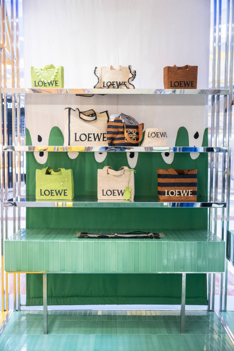 Deretan tas anyaman dari koleksi Loewe Paula's Ibiza. Foto: Dok. Loewe Indonesia