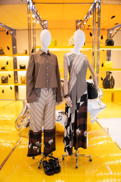 Koleksi busana perempuan Loewe Paula's Ibiza. Foto: Dok. Loewe Indonesia