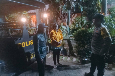 Polisi saat mendatangi TKP kucing mati dengan kaki tertancap paku di pohon depan rumah warga Perumahan Puncak Permata Sengkaling, Kecamatan Dau, Kabupaten Malang. Foto: Dok. Istimewa
