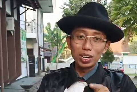 Nurul Jamal Habaib, kuasa hukum korban pencabulan di Bondowoso salto di depan PN Bondowoso usai penetapan vonis, Rabu (19/6/2024). Foto: Dok. Pribadi