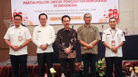 Para pemateri dalam acara seminar "Strategi Optimalisasi Peran dan Fungsi Partai Politik untuk Penguatan Demokrasi di Indonesia" di Hotel Acacia pada Rabu (19/6/2024).  Foto: Dok. Kemendagri