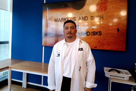 Sal Priadi dalam content day album Markers and Such Pens Flashdisks, SCBD, Jakarta Selatan, Kamis (20/6/2024). Foto: Giovanni/kumparan