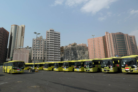 Sejumlah bus Shalawat terparkir di Terminal Syib Amir, Makkah, Arab Saudi, Kamis (20/6/2024). Foto: Sigid Kurniawan/ANTARA FOTO 