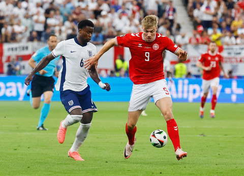 Pemain Denmark Rasmus Hojlund beraksi dengan pemain Inggris Marc Guehi pada laga Denmark melawan Inggris saat Piala Eropa 2024 di Deutsche Bank Park, Jerman, Kamis (20/6/2024). Foto: Wolfgang Rattay/REUTERS 