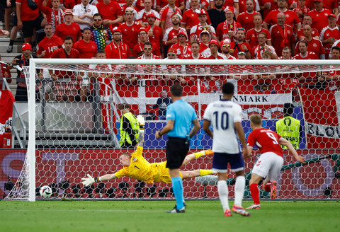 Morten Hjulmand dari Denmark mencetak gol pertama mereka melewati Jordan Pickford dari Inggris pada laga Denmark melawan Inggris saat Piala Eropa 2024 di Deutsche Bank Park, Jerman, Kamis (20/6/2024). Foto: John Sibley/REUTERS 