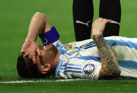 Pemain Argentina Lionel Messi yang tergeletak dalam pertandingan Copa America Stadion Mercedes-Benz, Atlanta, Georgia, Amerika Serikat, 20 Juni 2024. Foto: REUTERS/Agustin Marcarian