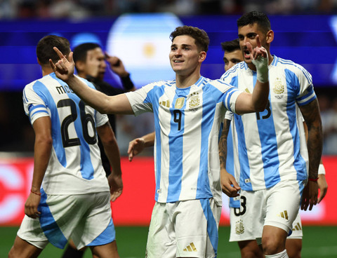Julian Alvarez dari Argentina merayakan gol pertama saat berhasil menjebol gawang Kanada dalam pertandingan Copa America Stadion Mercedes-Benz, Atlanta, Georgia, Amerika Serikat, 20 Juni 2024. Foto: REUTERS/Agustin Marcarian