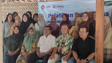 Anggota DPRD DIY, Nurcholis Suharman, bersama dengan pemateri dan peserta UMKM asal Maguwoharjo di acara Pelatihan E-Business yang diselenggarakan Diskominfo DIY, di Pasar Kali Ledek yang dulunya merupakan TPS liar. Foto: Nawalre Bujanadi/Pandangan Jogja