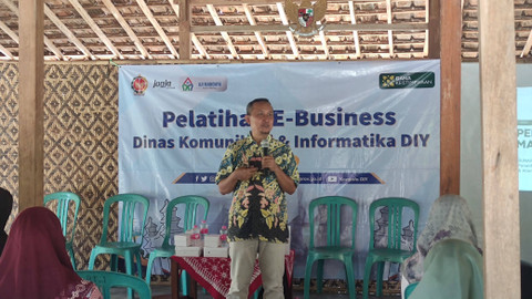 Pendiri Alterasi Indonesia dan Peneliti di Universitas Nahdlatul Ulama (UNU), Sunaji Zamroni saat memaparkan materi. Foto: Nawalre Bujanadi/Pandangan Jogja