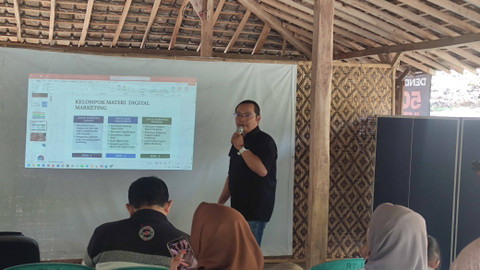 Direktur Marketing dan Pengembangan Bisnis Infotekno, Ihwani Joko Prasetyo saat memaparkan materi. Foto: Nawalre Bujanadi/Pandangan Jogja