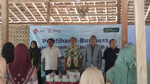 Kiri ke kanan: Pranata Humas Muda Bidang Informasi dan Komunikasi Publik Diskominfo DIY, Wiwik Lestariningrum; Anggota DPRD DIY, Nurcholis Suharman; Peneliti UNU, Sunaji Zamroni; Koordinator Pasar Kali Ledek, Saptanto; Direktur Marketing dan Pengembangan Bisnis Infotekno, Ihwani Joko Prasetyo. Foto: Nawalre Bujanadi/Pandangan Jogja