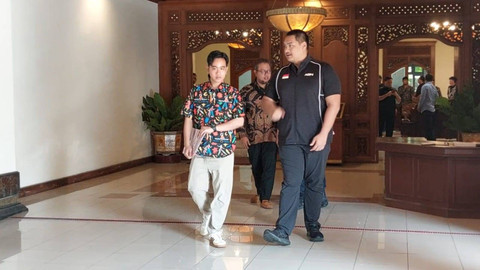 Wali Kota Solob, Gibran Rakabuming Raka, berbincang dengan Menpora, Dito Ariotedjo, di Balai Kota Solo, Jumat (21/7). Foto: Dok. kumparan