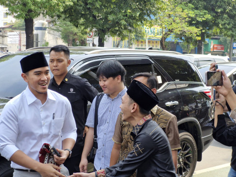 Ketua Umum PSI Kaesang Pangarep menunaikan salat Jumat di Masjid At Taqwa, Komplek Gedung Dakwah Muhammadiyah, Jakarta, Jumat (21/6). Foto: Nadia Riso/kumparan