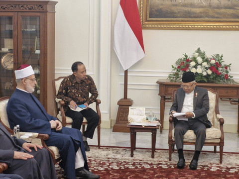 Wakil Presiden Ma'ruf Amin menerima Wakil Grand Syekh Al-Azhar Mohammed Abdel Rahman Ad-Duweiny di Jakarta, Jumat (21/6). Foto: Nadia Riso/kumparan