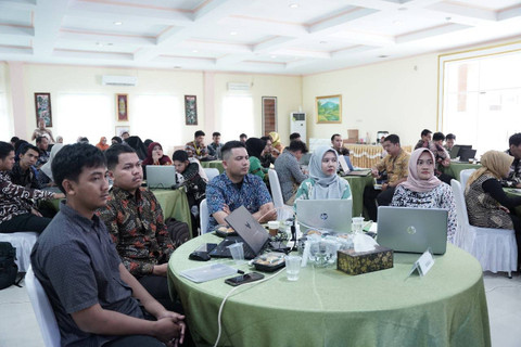 Petugas dari Kantor Pertanahan Kabupaten Sekadau mengikuti kegiatan pendampingan dan pelatihan petugas pelaksana dalam implementasi penerbitan dokumen elektronik. Foto: Dok. Kanwil BPN Kalbar