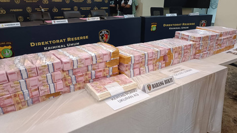 Barang bukti dari kasus uang palsu siap edar senilai Rp 22 Miliar di Jakbar, Jumat (21/6/2024). Foto: Thomas Bosco/kumparan