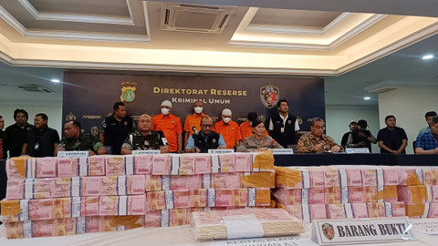 Polda Metro Jaya gelar konferensi pers terkait pengungkapan kasus uang palsu siap edar senilai Rp 22 Miliar di Jakbar, Jumat (21/6/2024). Foto: Thomas Bosco/kumparan