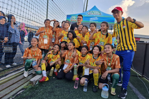 Peserta berfoto bersama Teddy Tjahjono, Diretur Persib, yang hadir dalam MilkLife Soccer Challenge Bandung. Foto: Tio Ridwan/kumparan