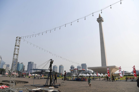 Pekerja merangkai wahana hiburan rakyat di area Pasar Malam di Silang Monas, Jakarta, Jumat (21/06/2024). Foto: Akbar Nugroho Gumay/ANTARA FOTO