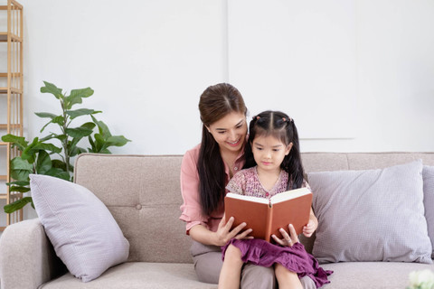 Ilustrasi orang tua ajari edukasi seks ke anak. Foto: Fahng_S/Shutterstock