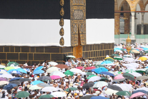 Suasana tawaf pada Jumat (21/6/2024), banyak jemaah memakai payung agar terhindar dari terik matahari. Foto: X/@makkahregion