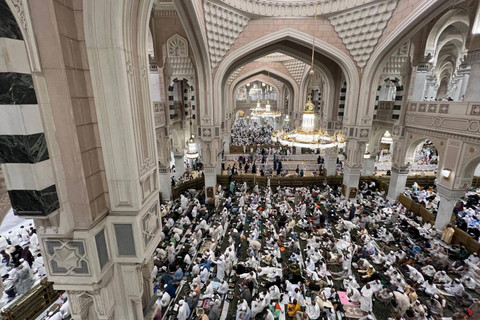 Suasana salat Jumat di bagian dalam bangunan Masjidil Haram, Jumat (21/6/2024),. Foto: X/@makkahregion