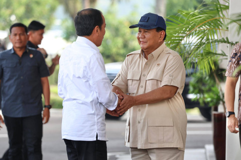 Menhan sekaligus Presiden terpilih 2024-2029 Prabowo Subianto datangi Presiden Jokowi di Bandara Halim untuk ucapkan selamat ulang tahun. Foto: Dok. Tim Prabowo Subianto