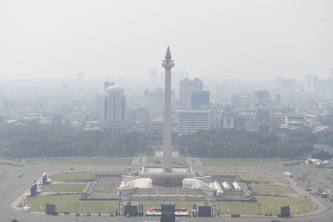 Suasana Monas yang tertutup polusi di Jakarta, Jumat (21/6/2024). Foto: Akbar Nugroho Gumay/ANTARA FOTO