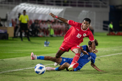 Pesepak bola Timnas Indonesia Alberto (kiri) berebut bola dengan pesepak bola Timnas Singapura Muhammad Luth Harith (kanan) pada pertandingan penyisihan grup A Piala AFF U-16 di Stadion Manahan, Solo, Jawa Tengah, Jumat (21/6/2024). Foto: Mohammad Ayudha/ANTARA FOTO