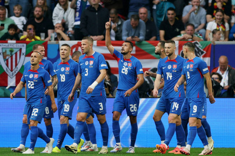 Pemain Slovakia Ivan Schranz merayakan gol pertama mereka bersama rekan setimnya di Dusseldorf Arena, Dusseldorf, Jerman, Jumat (21/6/2024). Foto: Thilo Schmuelgen/Reuters