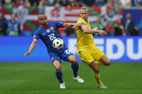 Pemain Slovakia Stanislav Lobotka beraksi bersama pemain Ukraina Mykhailo Mudryk di Dusseldorf Arena, Dusseldorf, Jerman, Jumat (21/6/2024). Foto: Thilo Schmuelgen/Reuters