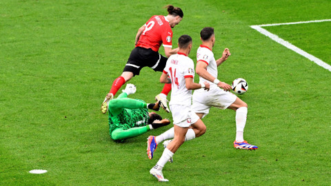 Marcel Sabitzer dijatuhkan Wojciech Szczesny saat Polandia vs Austria dalam laga kedua Grup D Piala Eropa 2024 yang digelar di Olympiastadion Berlin, Jerman, Jumat (21/6) malam WIB. Foto: REUTERS/Fabian Bimmer