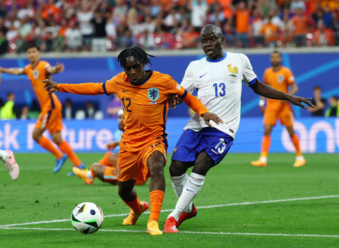 Duel Jeremie Frimpong & N'Golo Kante saat Belanda vs Prancis dalam laga kedua Grup D Piala Eropa 2024 yang digelar di Red Bull Arena Leipzig, Jerman, Sabtu (22/6) dini hari WIB. Foto: REUTERS/Kai Pfaffenbach