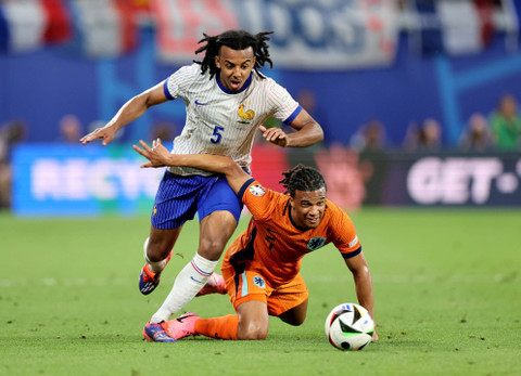 Jules Kounde duel dengan Nathan Ake saat Belanda vs Prancis dalam laga kedua Grup D Piala Eropa 2024 yang digelar di Red Bull Arena Leipzig, Jerman, Sabtu (22/6) dini hari WIB. Foto: REUTERS/Karina Hessland