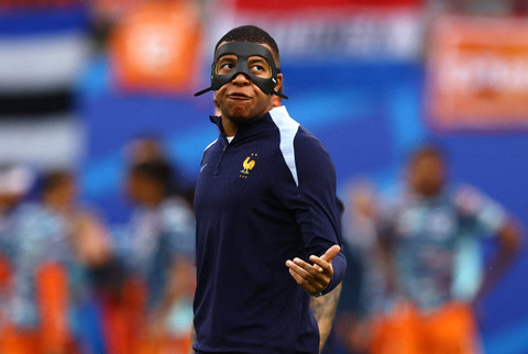 Kylian Mbappe pakai topeng jelang Belanda vs Prancis dalam laga kedua Grup D Piala Eropa 2024 yang digelar di Red Bull Arena Leipzig, Jerman, Sabtu (22/6) dini hari WIB. Foto: REUTERS/Kai Pfaffenbach