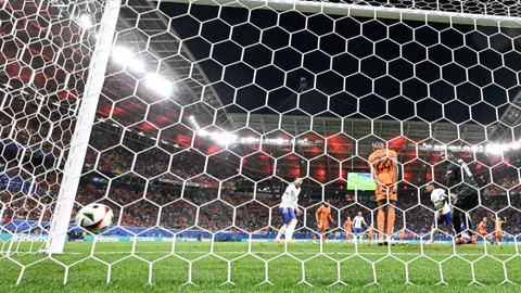 Xavi Simons menendang bola masuk gawang saat Belanda vs Prancis dalam laga kedua Grup D Piala Eropa 2024 yang digelar di Red Bull Arena Leipzig, Jerman, Sabtu (22/6) dini hari WIB. Foto: Christophe Simon / AFP
