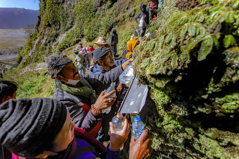 Masyarakat Suku Tengger mengambil air suci dari mata air Widodaren di Goa Widodaren, Probolinggo, Jawa Timur, Jumat (21/6/2023). Foto: ANTARA FOTO/Muhammad Mada