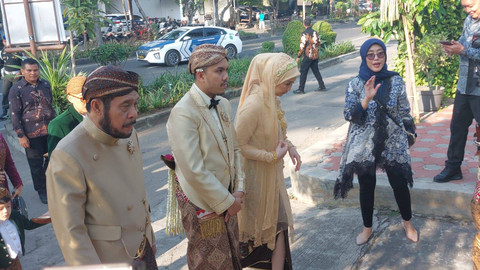 Anwar Usman dan Idayati menikahkan putranya. Dok. Istimewa