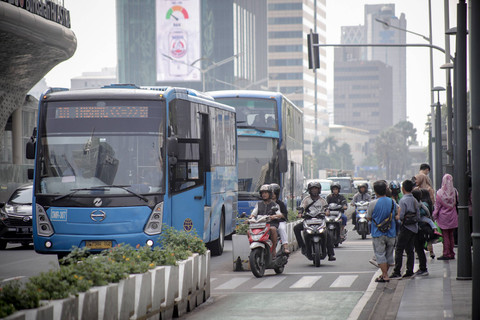 Bus TransJakarta melintas di sekitar Bundaran Hotel Indonesia, Jalan MJ Thamrin , Jakarta, Sabtu (22/6/2024). Foto: Jamal Ramadhan/kumparan
