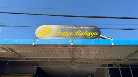 Papan nama Sedyo Rahayu dari tampak depan toko. Foto: Muhammad Hafiq/Pandangan Jogja