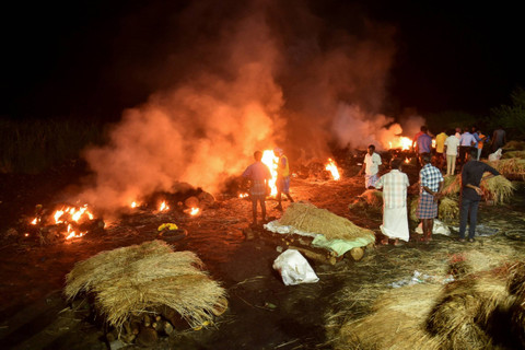 Jenazah orang yang meninggal setelah mengonsumsi minuman keras beracun dikremasi di Kallakurichi, di negara bagian Tamil Nadu, India, Kamis (20/6/2024). Foto: Stringer/Reuters
