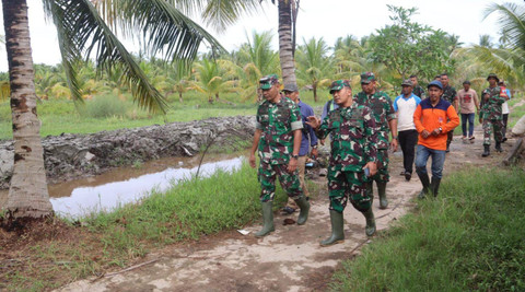 Dandim 1201/Mempawah, Letkol Inf Benu Supriyantoko saat mengunjungi lokasi oplah di Mempawah. Foto: Muhammad Zain/Hi!Pontianak