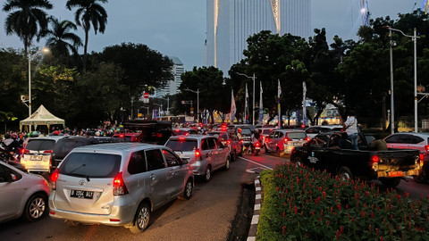 Kepadatan arus lalu lintas sekitaran Monumen Nasional (Monas), Jakarta Pusat, pada Sabtu (22/6/2024). Foto: Jonathan Devin/kumparan