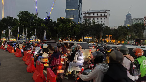 Kepadatan arus lalu lintas sekitaran Monumen Nasional (Monas), Jakarta Pusat, pada Sabtu (22/6/2024). Foto: Jonathan Devin/kumparan