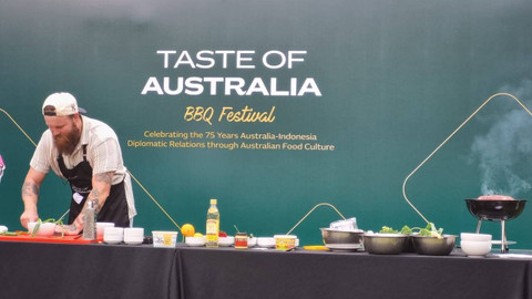 Juara Masterchef Australia 2023, Brent Draper, melakukan demo masak Cowboy Steak pada acara Taste of Australia di Hotel Double Tree Jakarta, Sabtu (22/6/2024). Foto: Priscilla Brenda/kumparan