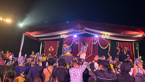 Pemotongan tumpeng oleh GKR Mangkubumi dan Kanjeng Pangeran Harya Wironegoro dalam konser Yogyakarta Royal Orchestra di Bendung Kamijoro, Kulon Progo, Yogyakarta pada Sabtu (22/6/2024). Foto: Caroline Pramantie/kumparan