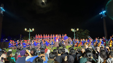 Konser Yogyakarta Royal Orchestra digelar di Bendung Kamijoro, Kulon Progo, Yogyakarta pada Sabtu (22/6/2024). Foto: Caroline Pramantie/kumparan
